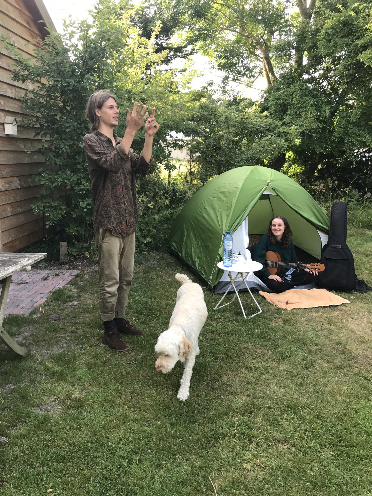 Finn & Mathilde met de tent in onze tuin.